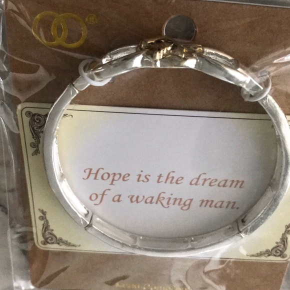 NIP Fashion Metal Latch Bracelet - Picture 2 of 3